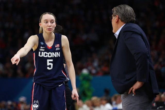 SPORTS-BKW-UCONN-BUECKERS-GET